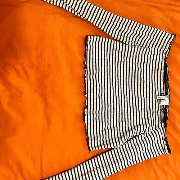 DIVIDED Off-Shoulder Crop Top - Picture 3 of 4